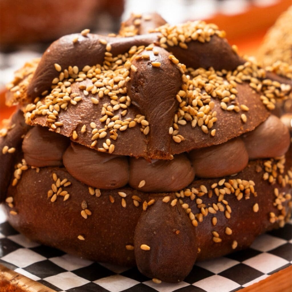 El de chocolate con ajonjolí mezcla cacao intenso con el crocante del ajonjolí caramelizado.