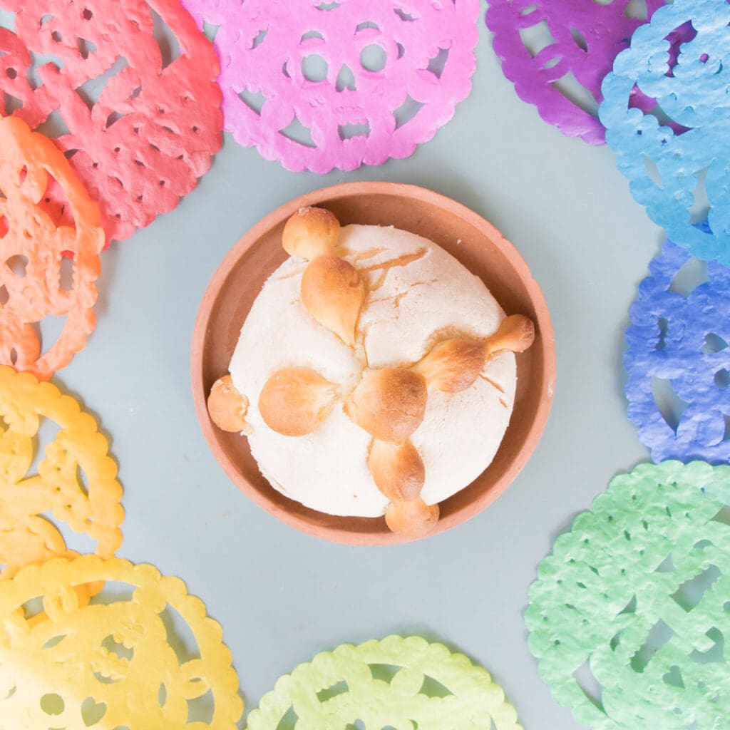 Su pan de muerto con costra de concha es una deliciosa fusión entre dos clásicos irresistibles.