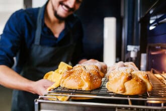¡Prepara pan de muerto con las mejores recetas en estos talleres!