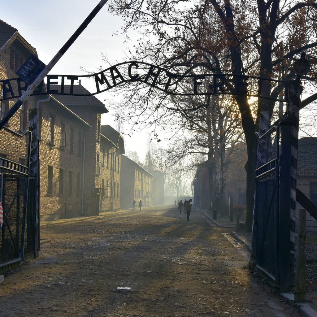 Este campo de concentración nazi, activo durante la Segunda Guerra Mundial, es un testimonio tangible del Holocausto.