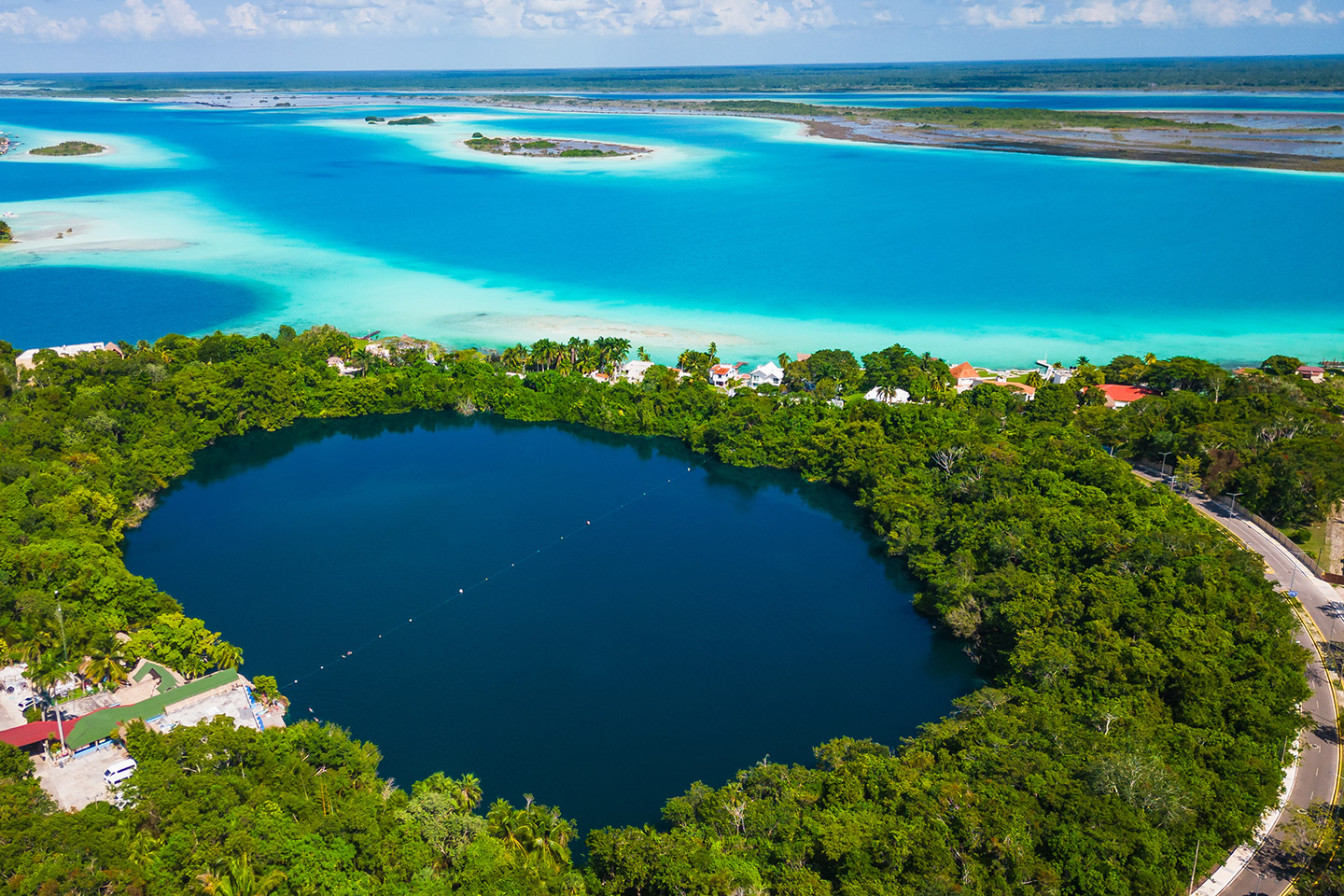 Mientras, en Bacalar, la famosa “Laguna de los Siete Colores” es el escenario perfecto para disfrutar de una comida al aire libre.