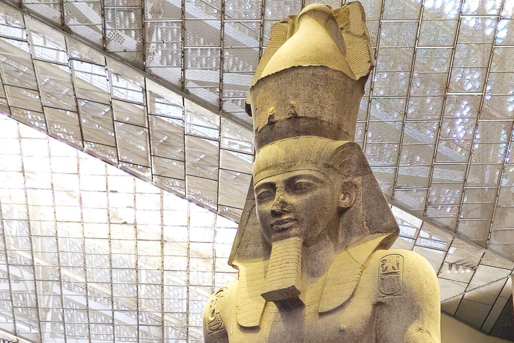 La estatua de Ramsés II: 11 metros de altura y 83 toneladas.