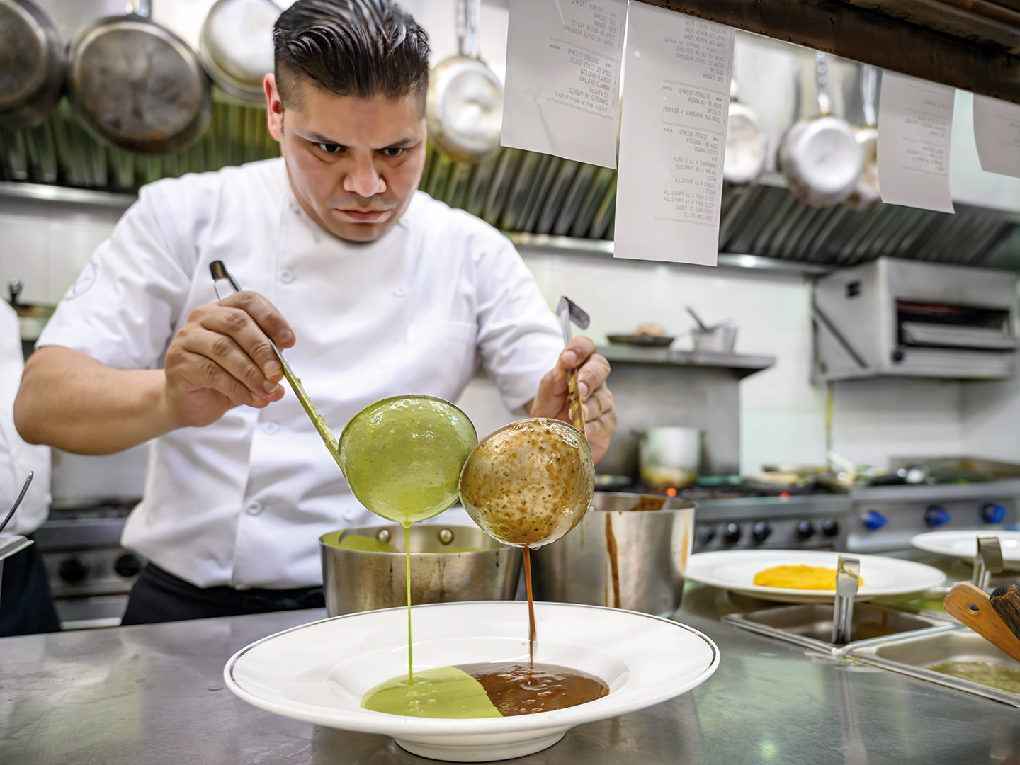 Jesús Suastegui fusiona platillos mexicanos contemporáneos con una carta de tequilas y mezcales excepcionales.