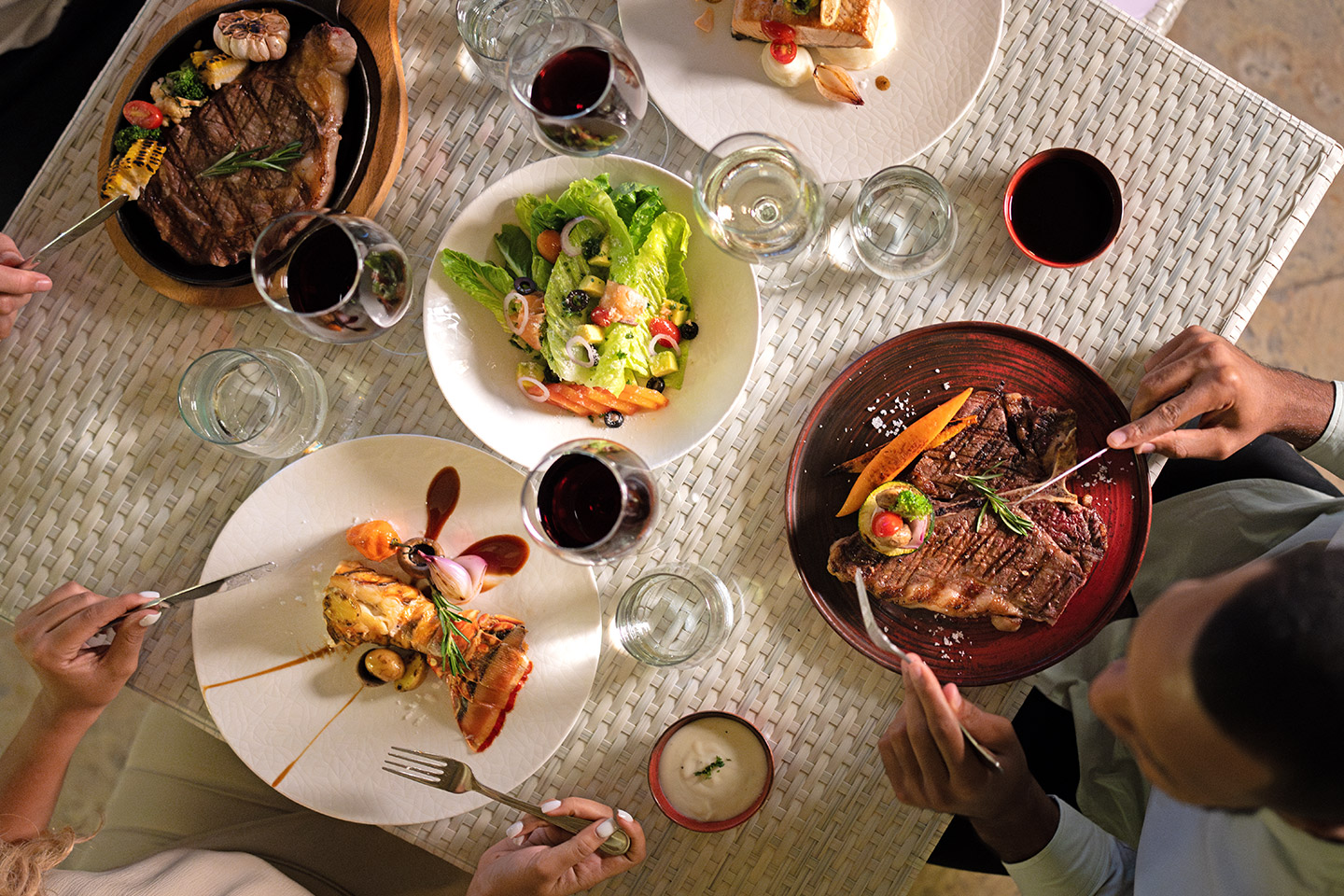 Con su concepto Unlimited-Luxury, puedes probar desde sushi fresco hasta parrilladas gourmet.