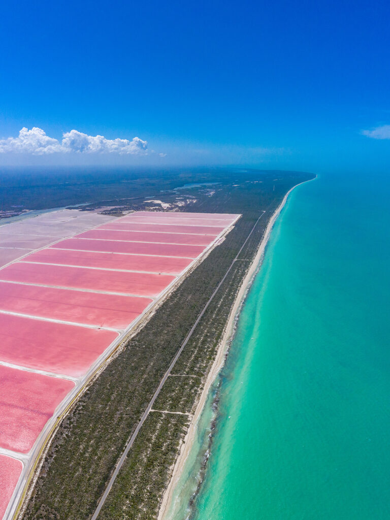 El cielo se espejea sobre un color que parece pintado a mano.