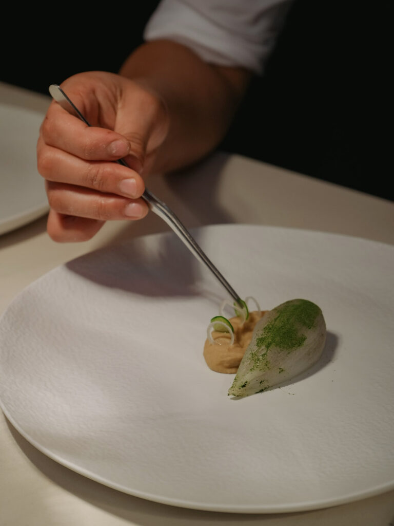 Este restaurante con estrella Michelin ofrece un menú degustación.