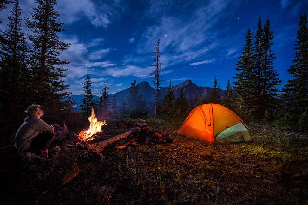 El camping requiere planeación, equipo y disposición.