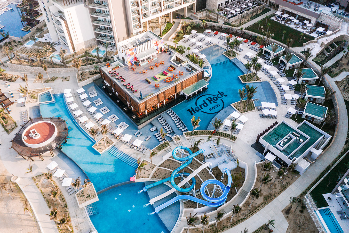 Este resort combina lujo, entretenimiento y actividades para todos .