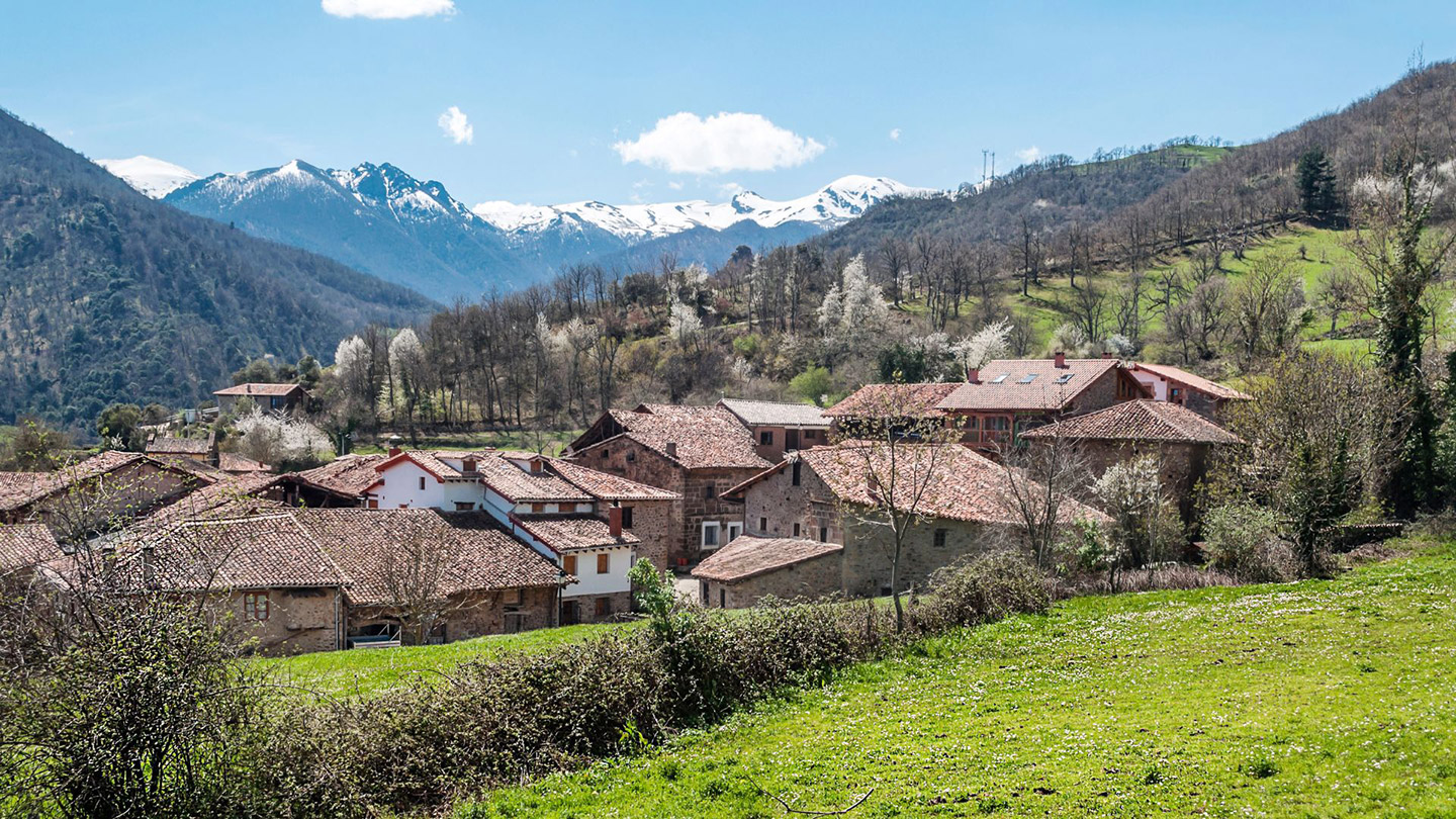 Mogrovejo, uno de los Pueblos Más bonitos del norte de España