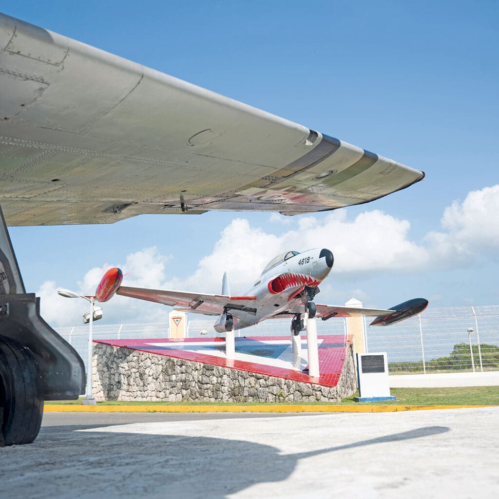 Tres aviones históricos.