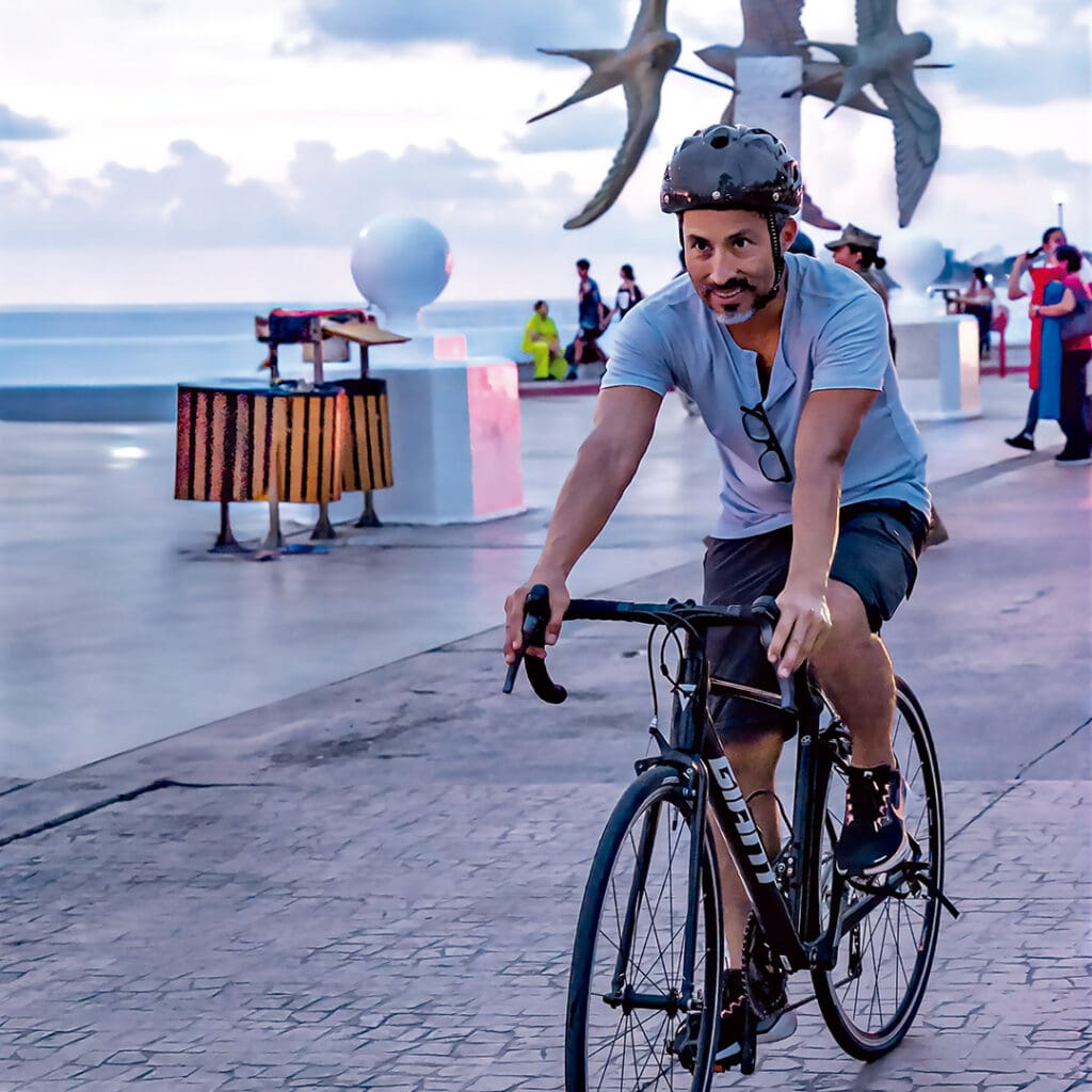 Caminar, usar bicicleta, scooters eléctricos o transporte público reduce emisiones y contaminación.