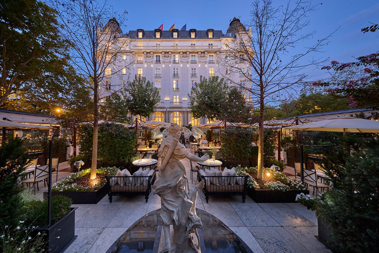 Mandarin_Oriental_Madrid_jardín u arquitectura Belle Époque dialoga con el entorno sin imponerse.
