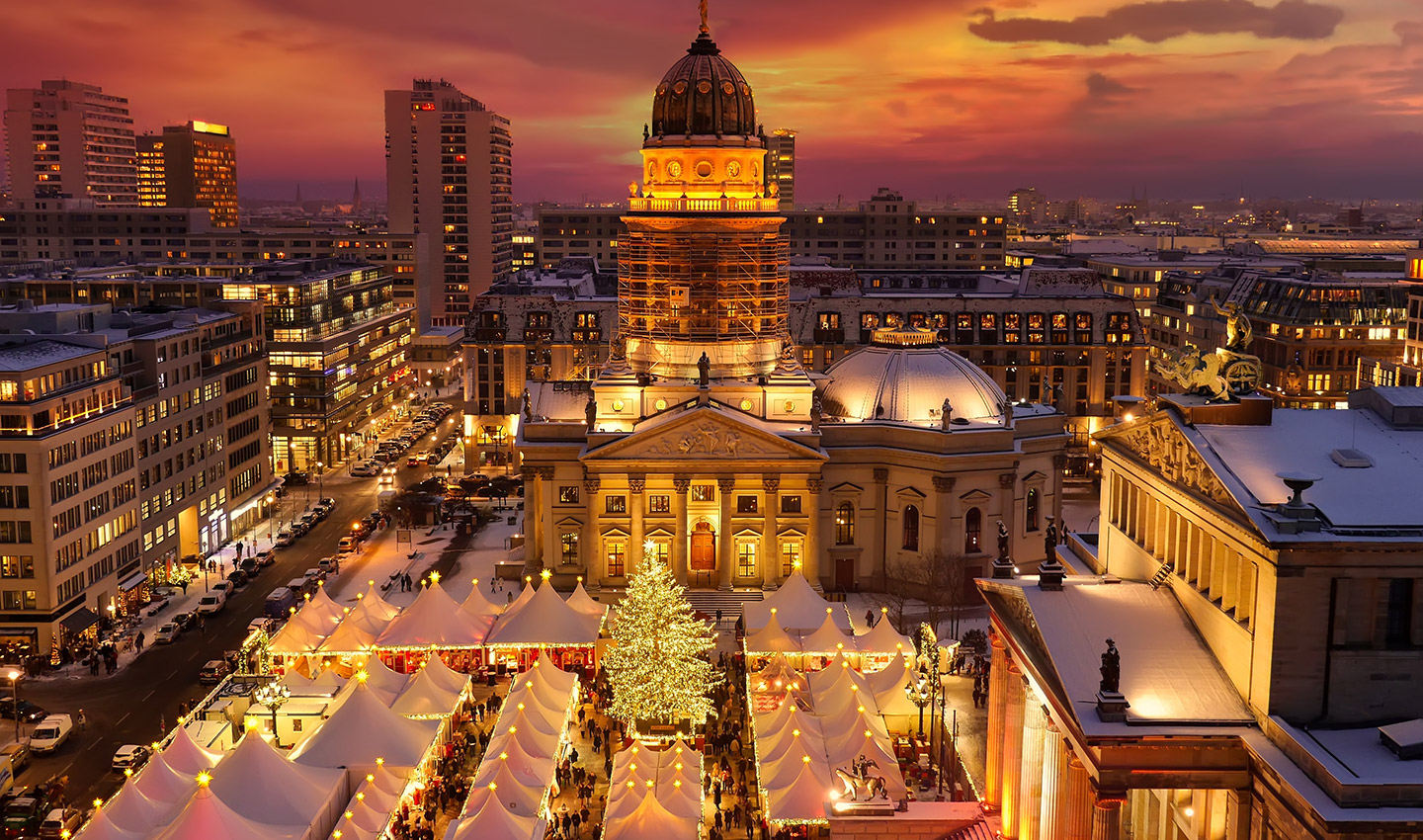 La histórica plaza Gendarmenmarkt se transforma en un auténtico escenario navideño.