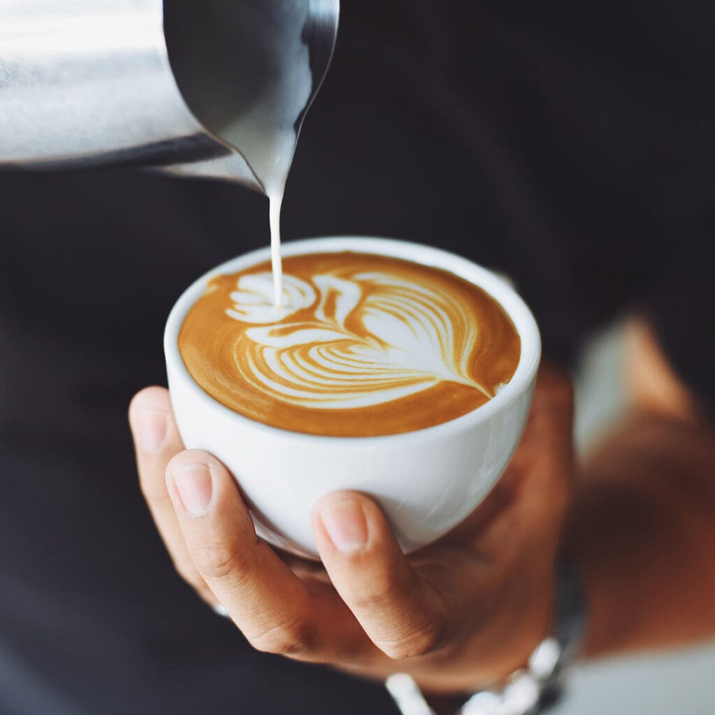 Entre los beneficios del café se encuentra su capacidad para crear momentos de pausa.