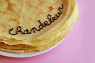 ¿Qué es la Chandeleur y por qué todos lanzan crepas al aire?