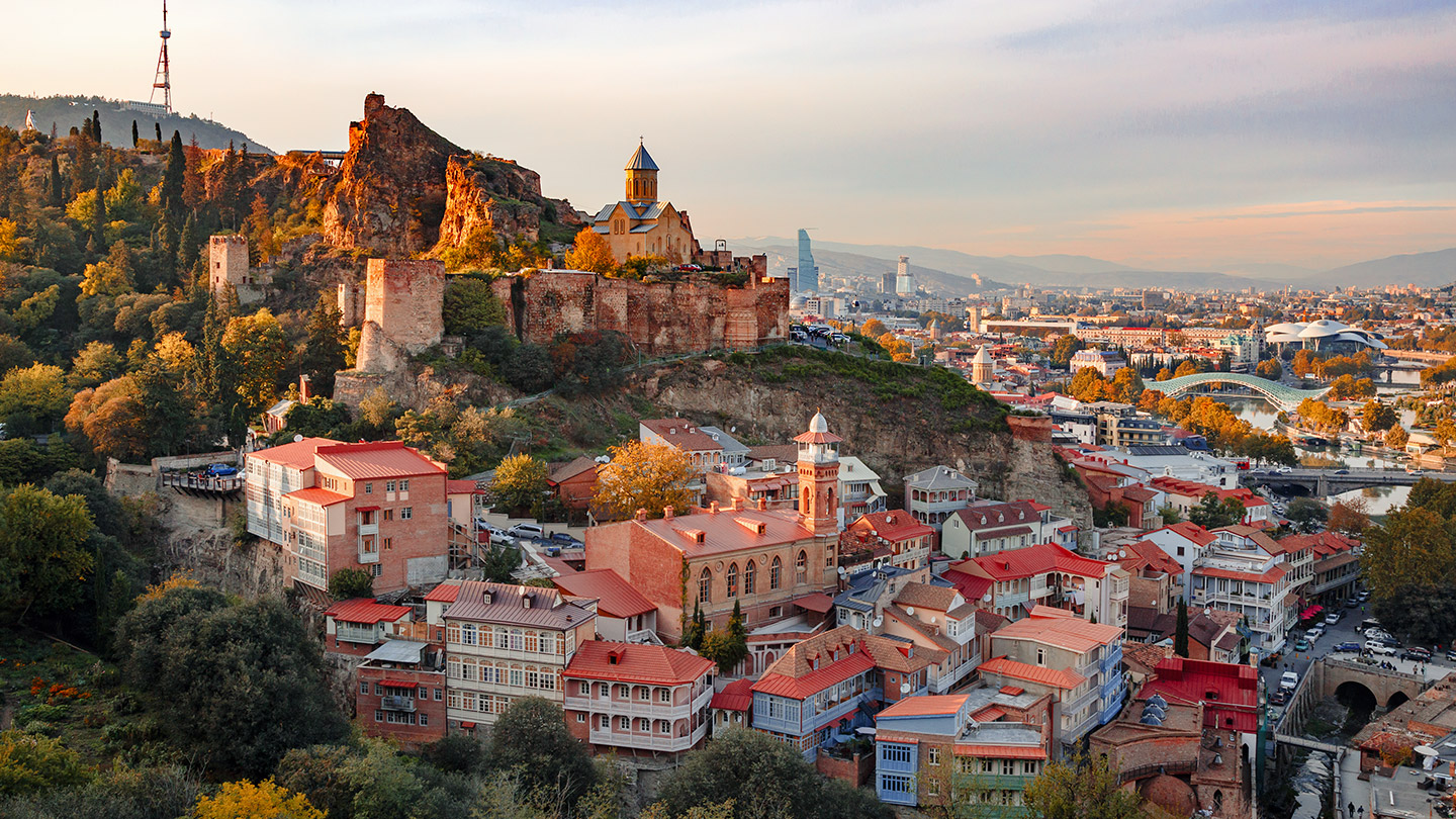 La capital, Tbilisi, mezcla baños de azufre, iglesias antiguas y barrios creativos.