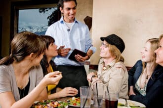 Habla Mundial: el programa de inglés para restaurantes ante la Copa del Mundo