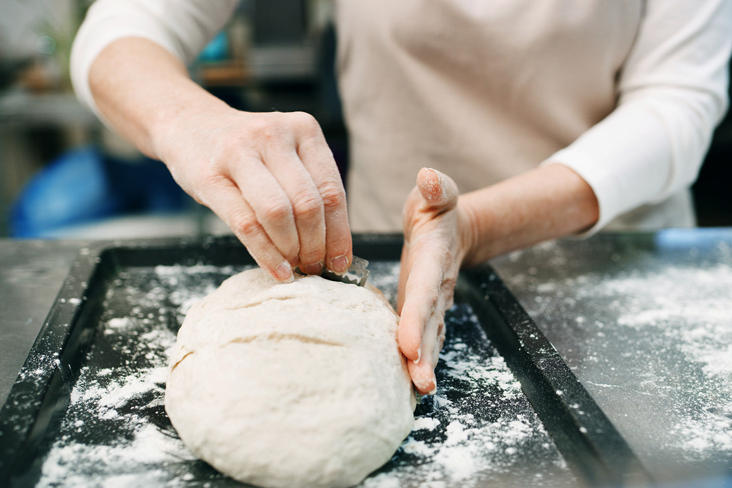 Lo que distingue a la masa madre de los panes elaborados con levadura comercial es, ante todo, su fermentación natural.
