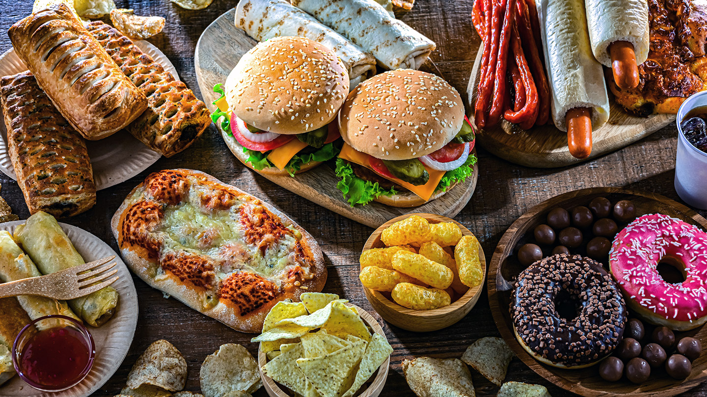 Comidas como frituras, alimentos ultraprocesados o porciones grandes de aguacate y frutos secos pueden resultar pesadas si se consumen justo antes de entrenar.