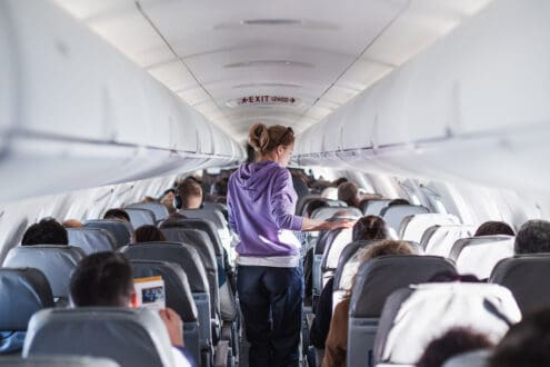 ¿Por qué las luces del avión se apagan al despegar y aterrizar?