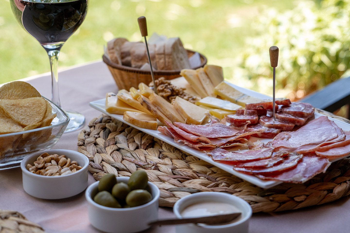 Para abrir el apetito, puedes armar una tabla de quesos.