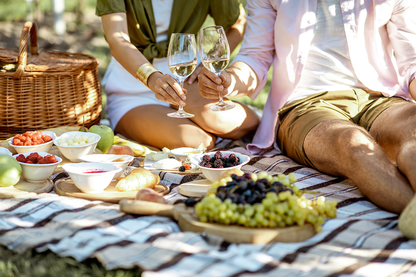 Un picnic romántico en casa puede convertir cualquier rincón en un lugar mágico.