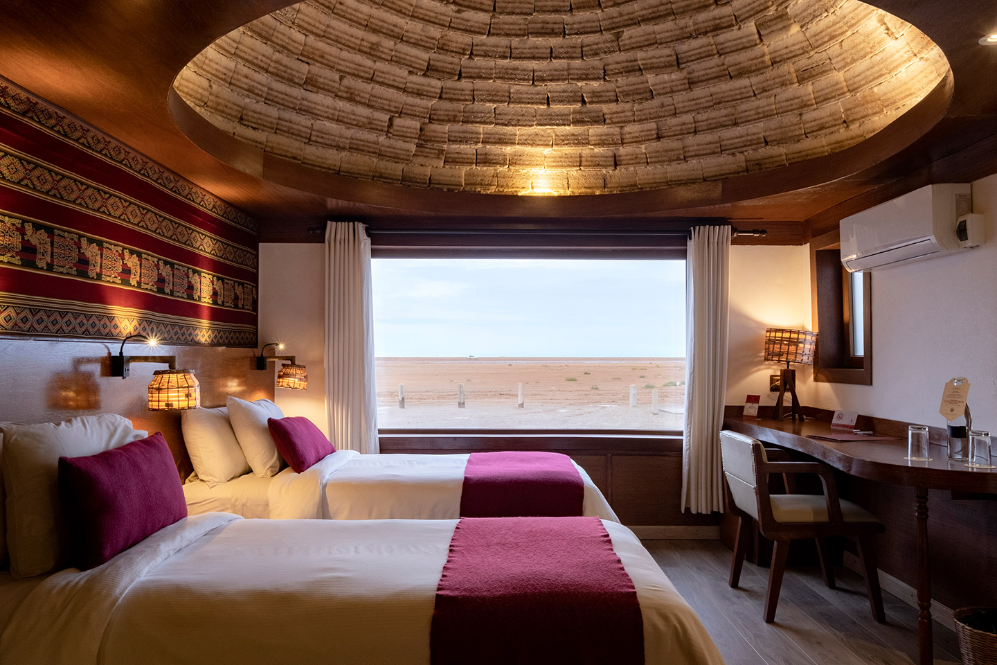 El Palacio de Sal aparece integrado al entorno.