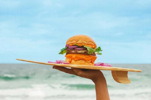 ¿Por qué la comida sabe mejor frente al mar? Esto dice la ciencia