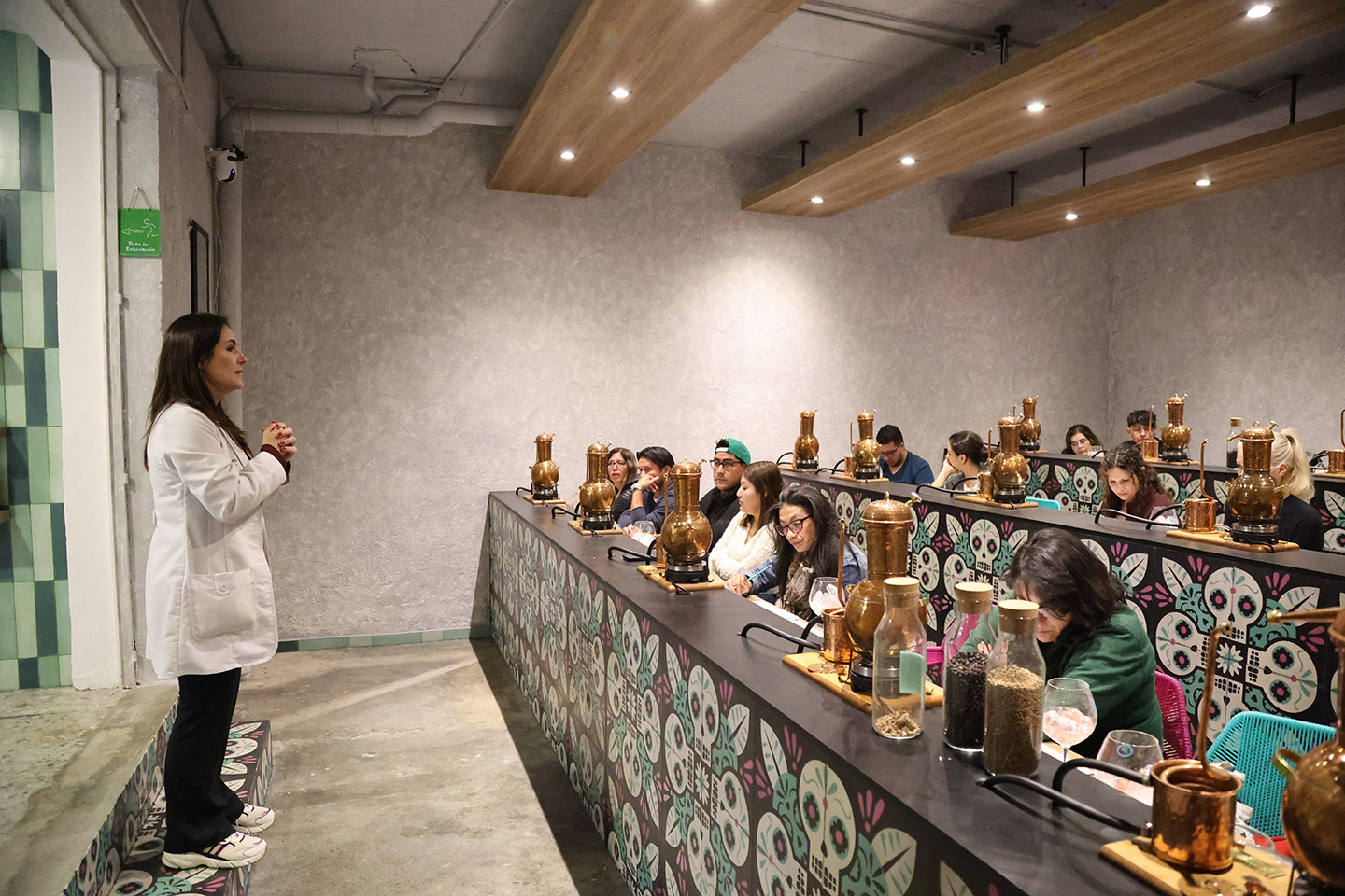Elaboración de ginebra en Purificación, taller en la Roma