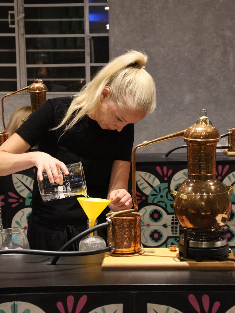 Elaboración de ginebra en Purificación, taller en la Roma