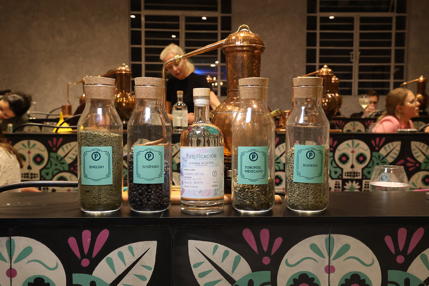 Elaboración de ginebra en Purificación, taller en la Roma