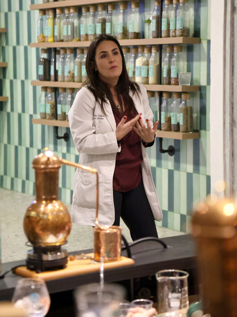 Elaboración de ginebra en Purificación, taller en la Roma