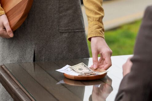 ¿Cuánto dejo? Guía rápida de propinas alrededor del mundo