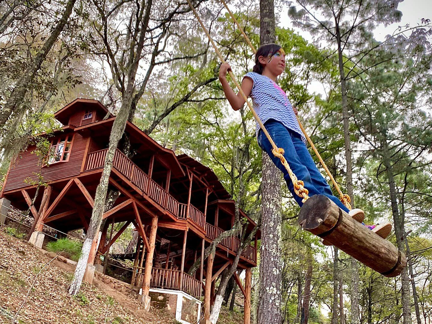 Desde casas del árbol hasta opciones flotantes en el lago.