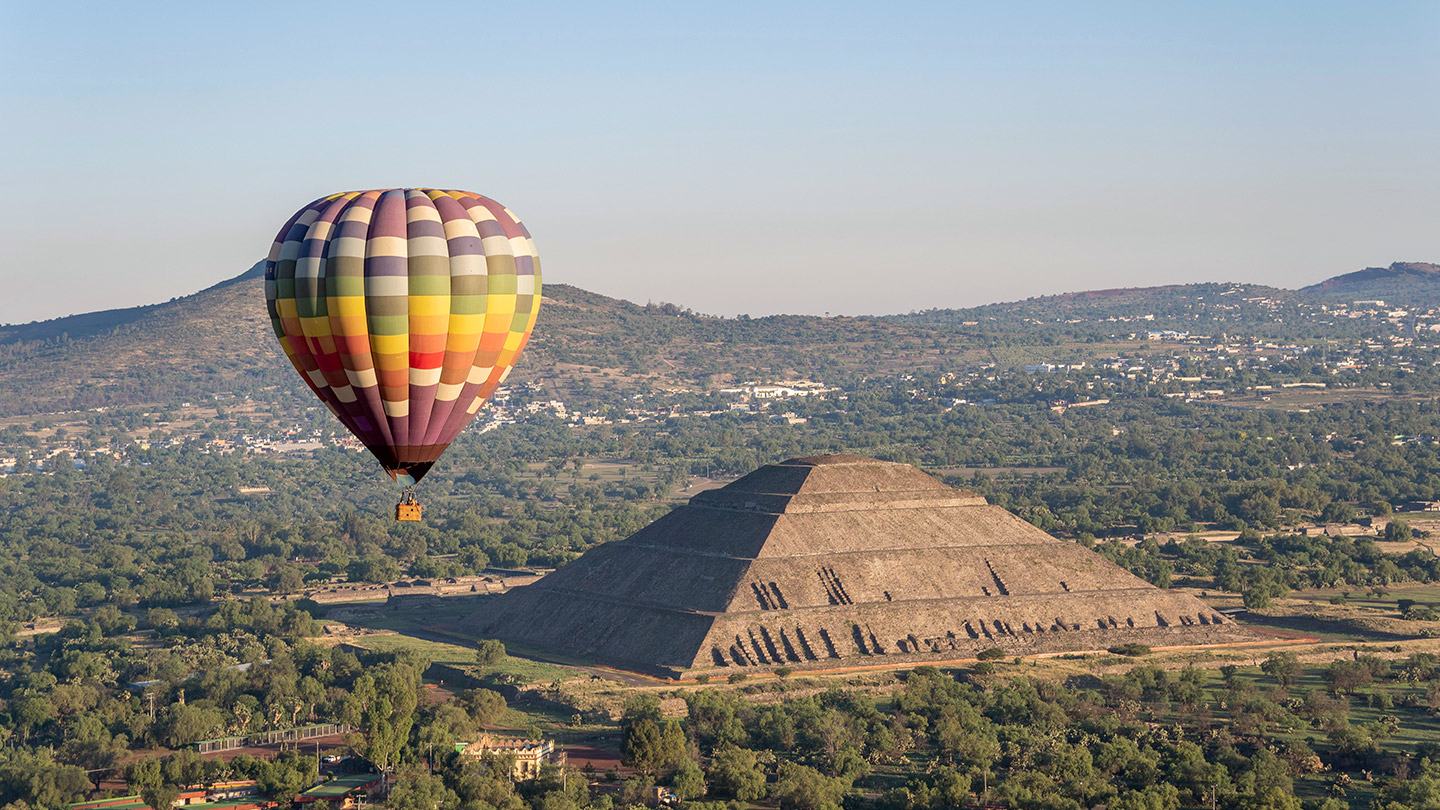 Paseo en globo aerostático sobre Teotihuacán.