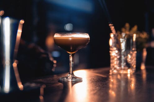 Todo sobre el espresso martini: historia y cómo hacerlo en casa