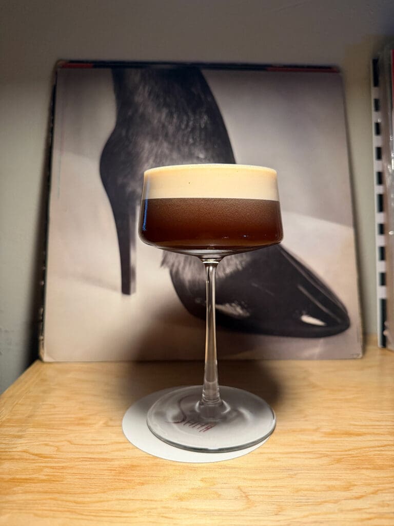 Hablar bajo no es una sugerencia, es parte del código.