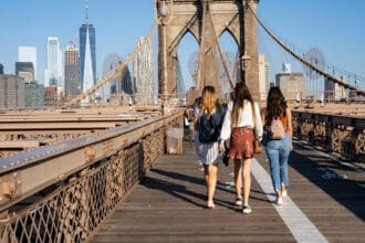 Así viaja la Generación Z hoy: menos planes y más experiencias
