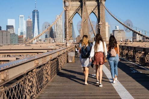 Así viaja la Generación Z hoy: menos planes y más experiencias