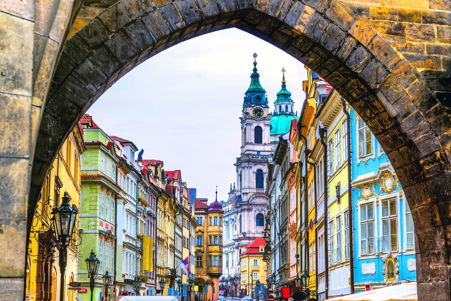 Muchos viajeros llegan atraídos por Praga.
