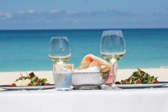 Islas Caimán: un destino gastronómico para descubrir festivales, restaurantes y sabores del Caribe