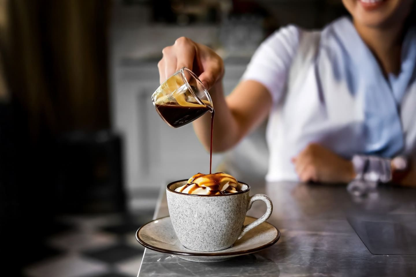 Une dos placeres: el café y el postre.