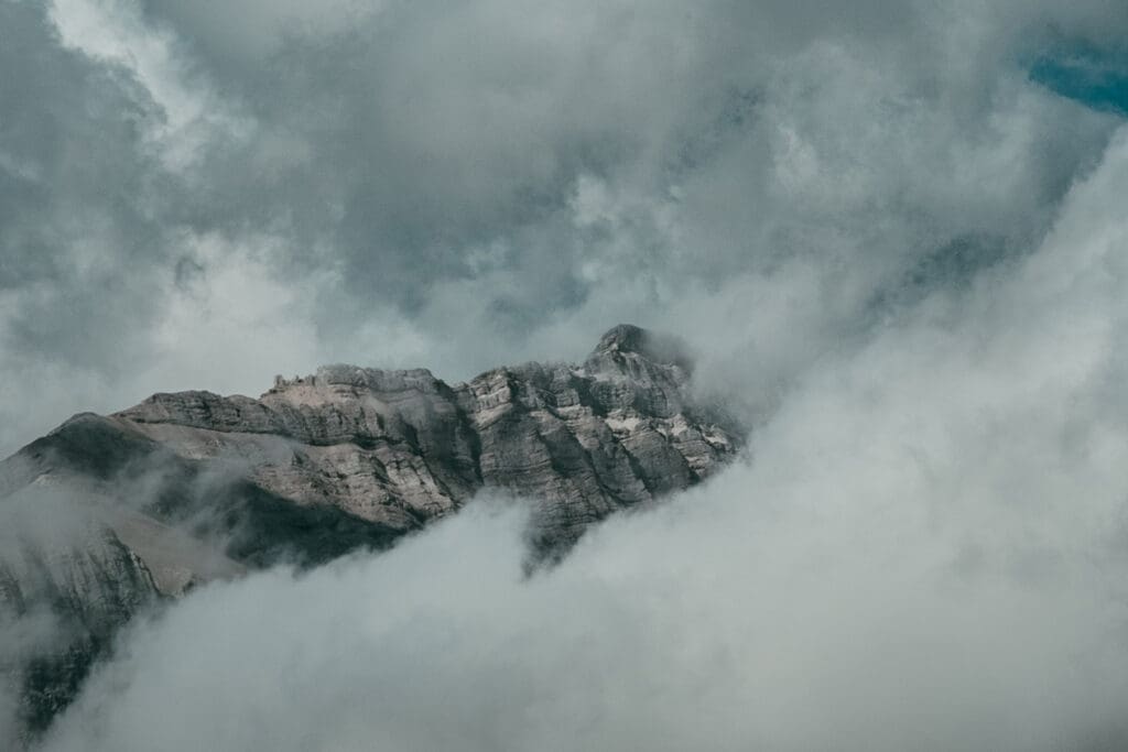 Turismo indígena en Alberta, Canadá: Fallen Mountain Heli-Tour