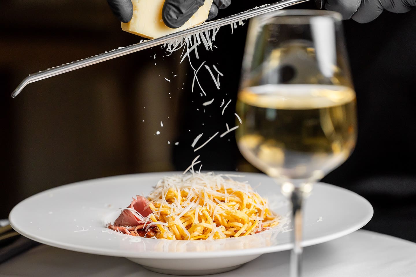 Va muy bien con pastas con salsas cremosas.