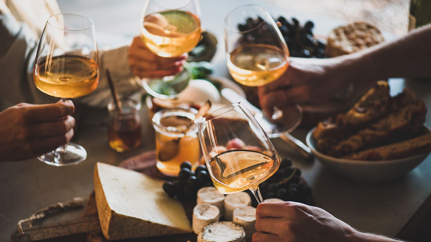 Está hecho con uvas blancas.