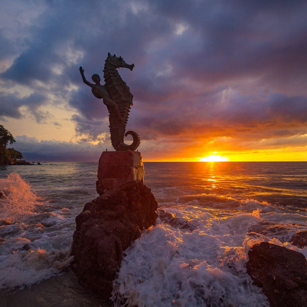 Ver el atardecer desde el Malecón.