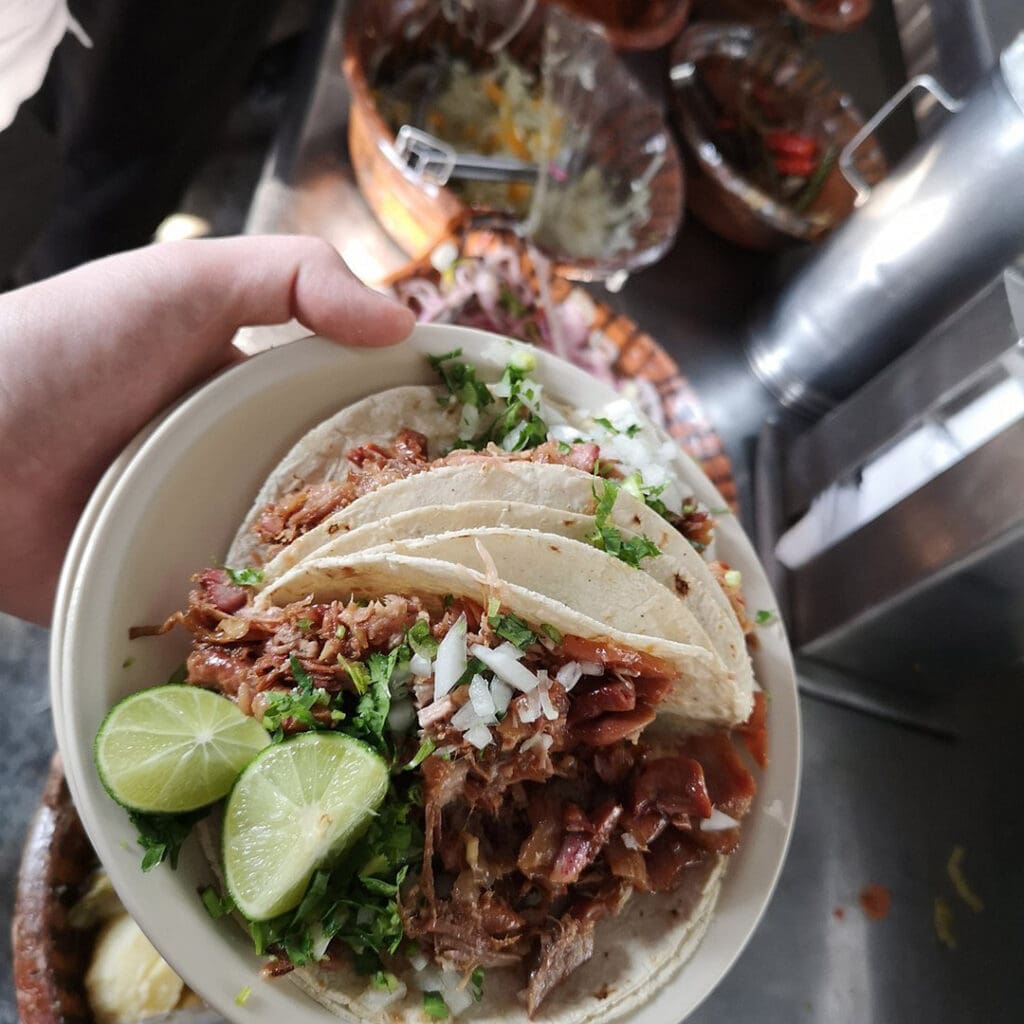 Tacos de carnitas.
