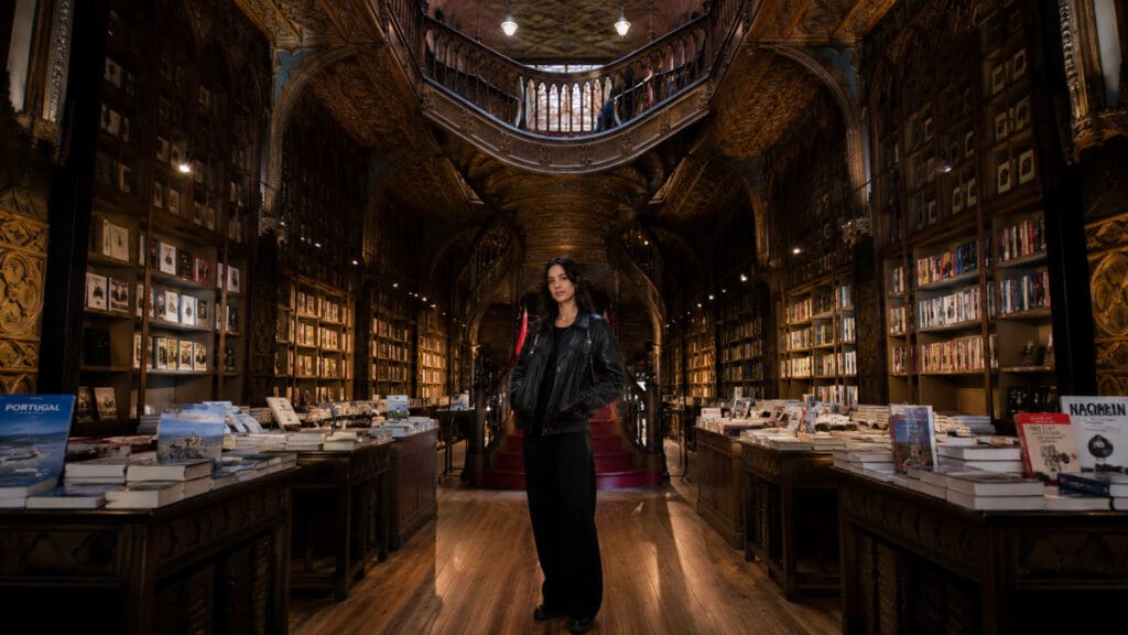 Dua Lipa abre proyecto con libros prohibidos: la Biblioteca Manifesto