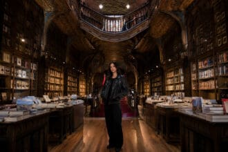 Dua Lipa abre proyecto con libros prohibidos: la Biblioteca Manifesto