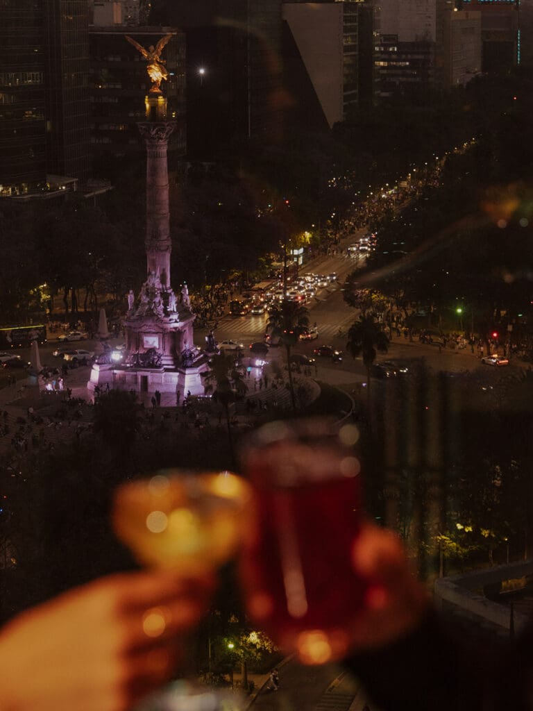 Muy cerca del Ángel de la Independencia.